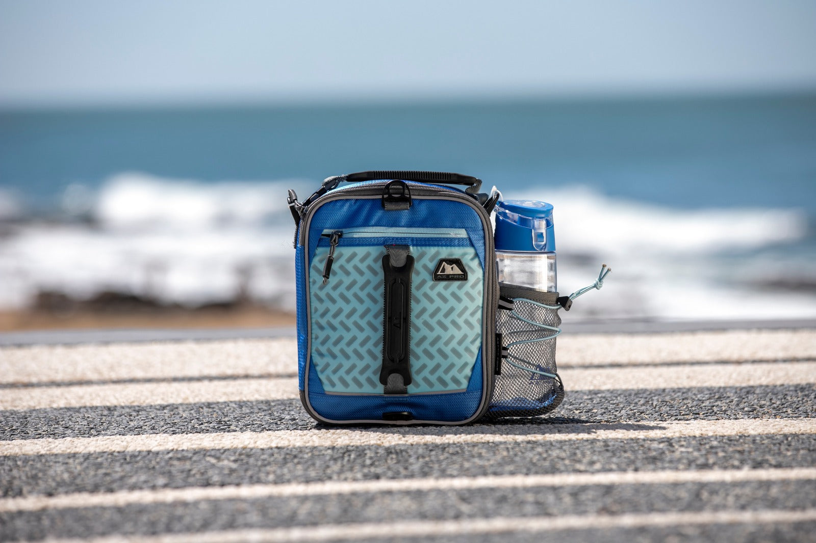 Lunchera Térmica Arctic Zone Pro Azul con recipiente y botella